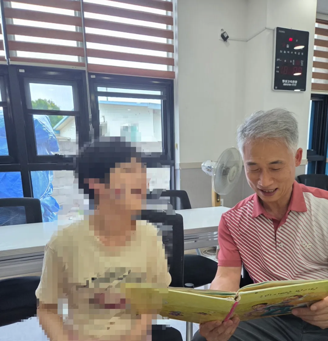함께 책을 읽으며 돌봄을 나누는 모습